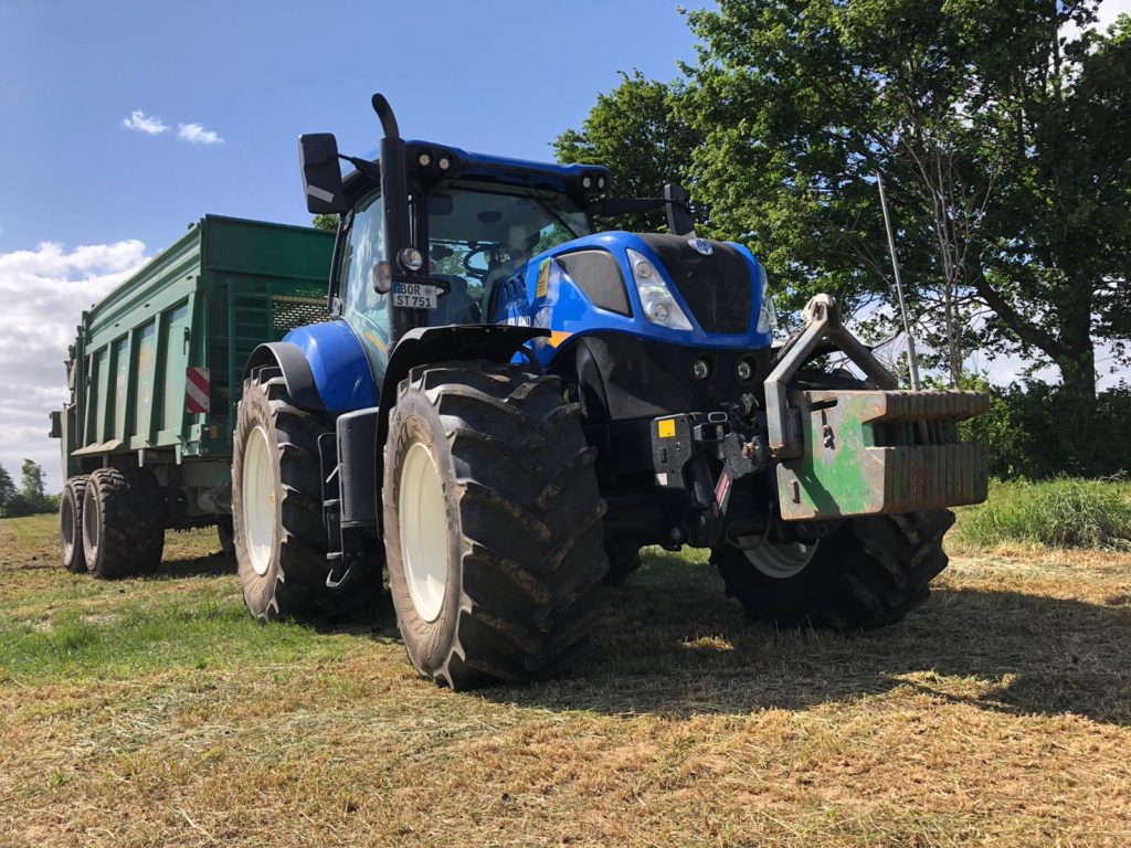 New Holland T7.260 mit Tebbe-Streuer